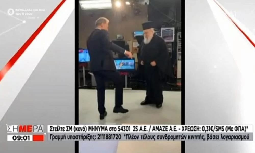 Ο "χαιρετισμός" με... ποδαψία του Δημήτρη Οικονόμου με τον Μητροπολίτη Δωδώνης (βίντεο)